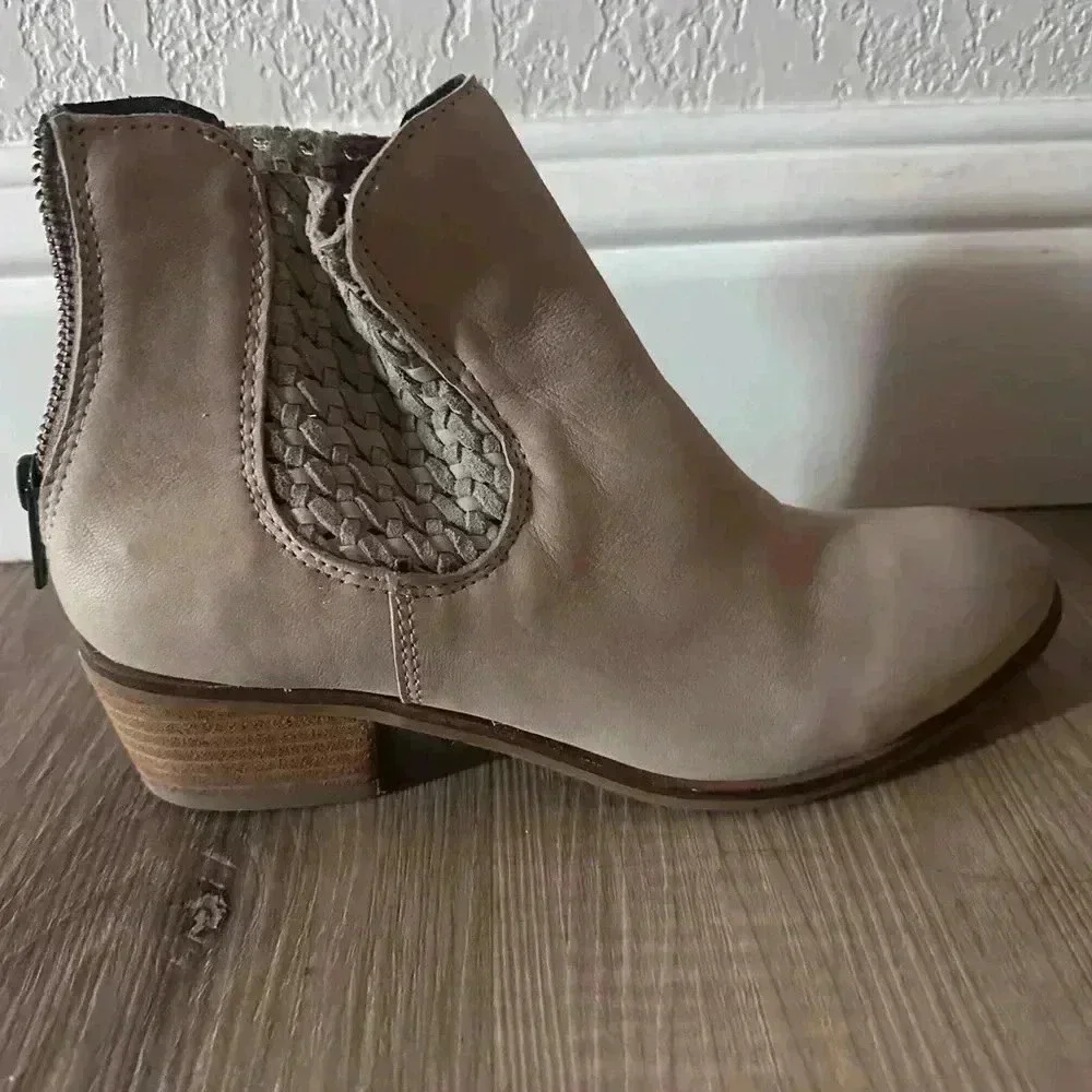Sbicca Vintage Collection Beige Ankle Boots Braided Detail Women’s Size 6 Casual